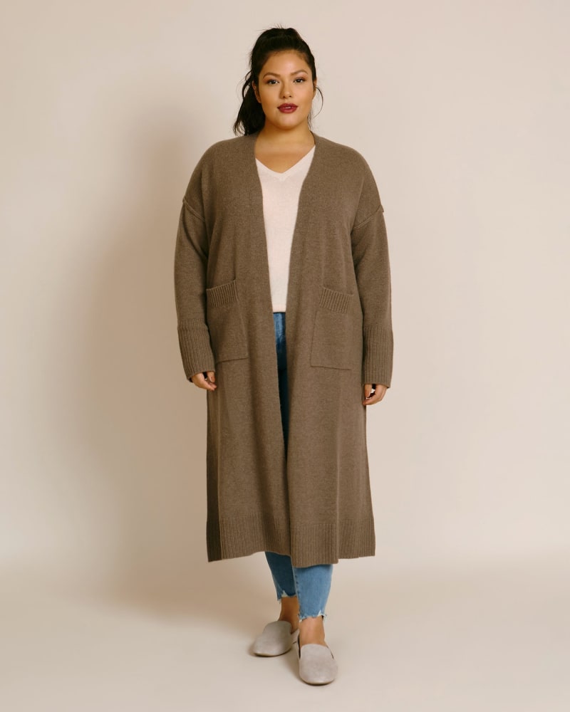 Front of a model wearing a size 0 Vera Duster in Walnut by 11 Honoré Collection. | dia_product_style_image_id:224173
